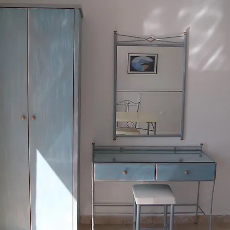 Apollon Village أنافي